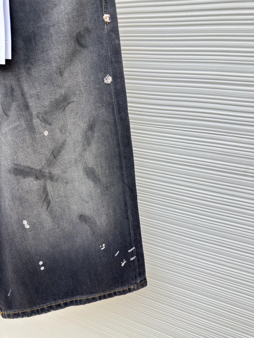 Acne Studios splash-painted denim cropped pants ●Authentic product: Purchased and developed by 2693 ●Item number: 1680125-A65 ●Fabric: denim fabric ●Technology: Painted ●Version: Fitted version ●Size: 30-31-32-33-34 ●Description: Made of denim fabric imported from Japan. It is characterized by high density and thick yarn, so it has strong wear resistance and tensile strength. It also has softness. With the passage of time and frequent wear, denim fabrics will gradually become softer and fit the body through special dyeing and finishing processes. Denim fabrics also have good color fastness and washability. They can withstand multiple washings without fading easily. Hand-painted splash-ink designs take up to 30 minutes to paint a finished product. The daily output is limited and the workmanship is very cumbersome. After painting, it is washed and aged. It is an important process to make denim fabrics show a retro and aged effect. It shows a natural and uneven fading effect. Customized genuine leather label. The details of the back pocket are marked with pink thread. The overall wiring is straight and delicate. The fabric is comfortable and soft. The color is consistent and no color difference. It can be matched with the same style to create a fashionable look and control various occasions. Customized accessories, complete with three labels, same style for men and women!
